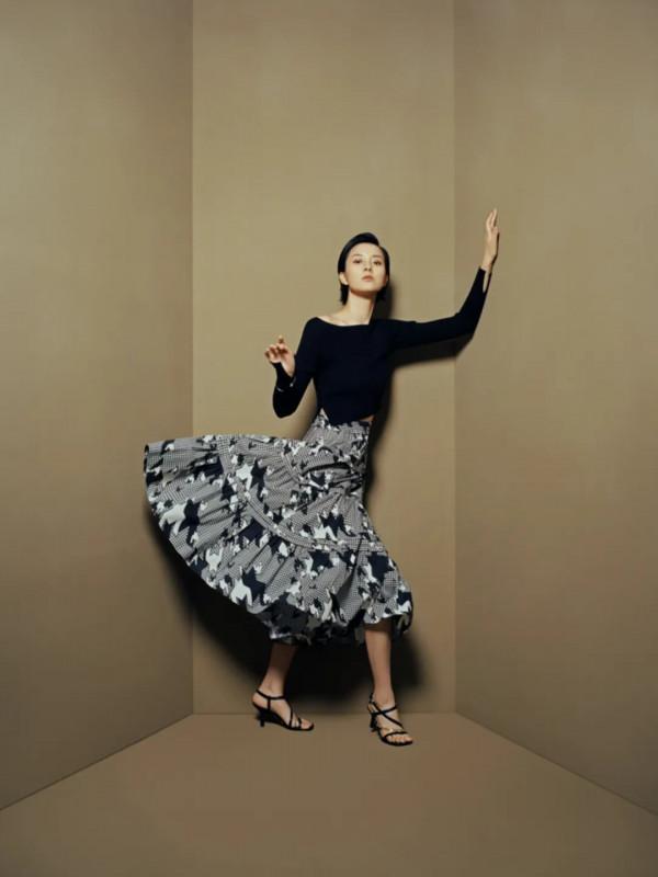 裴蓓的果敢女性衣櫥，被張家誠拍出來了