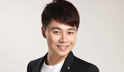 主持一哥娶了那個遞話筒的女孩，他算不算人生贏家？