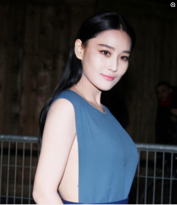 張馨予現身上海機場，一身西服帥氣十足，嫁對人後變得越來越美