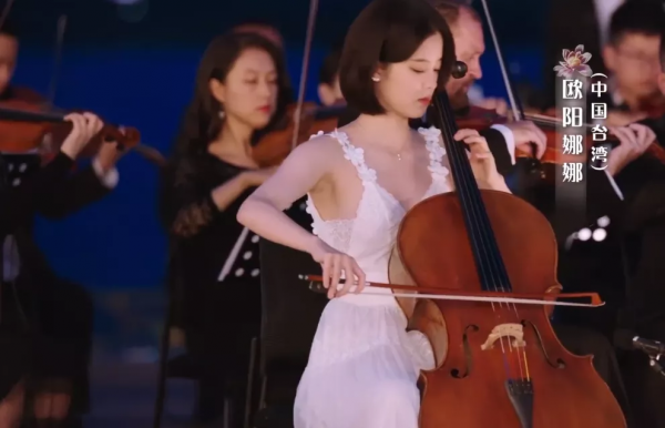 中秋晚會：周深背影好絕，撒貝南唱歌憋笑，劉詩詩對不起這身衣服