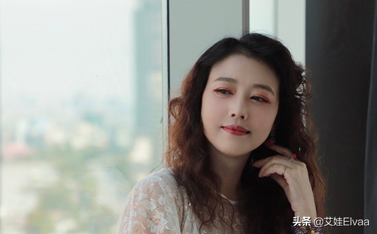 周海媚下班回京!穿毛絨羽絨服扎丸子頭趕飛機,人不胖雙下巴搶鏡 周海媚下班回京!穿毛絨羽絨服扎丸子頭趕飛機,人不胖雙下巴搶鏡