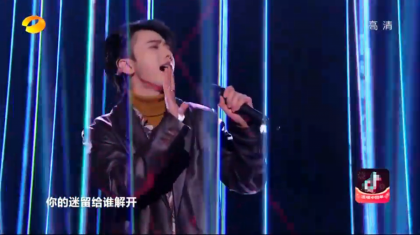 湖南春晚：何炅滿臉疲憊屢失誤，50歲孫悅勁歌熱舞，劉謙反成亮點