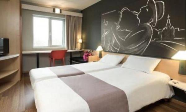 賓館的“單人床”，為什麼經常放兩個枕頭？聽服務員告訴你