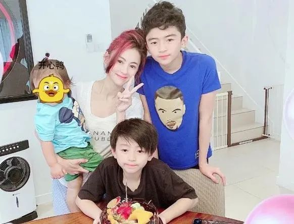 生下3胎的8個明星家庭：有人5年內連生3娃，有人46歲了還敢產子