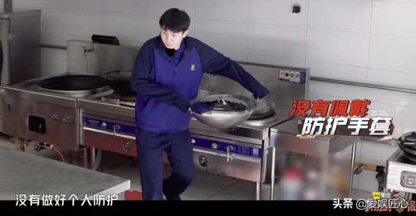 毫無常識!張淇用水撲滅燃氣罐,險些釀成大禍,幸虧張晉及時制止 毫無常識!張淇用水撲滅燃氣罐,險些釀成大禍,幸虧張晉及時制止