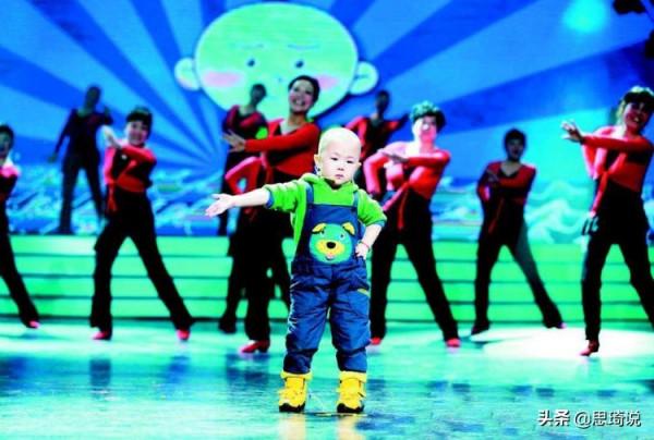 “萌神”張峻豪：3歲成名，5歲上春晚，7歲年入百萬，如今怎樣了