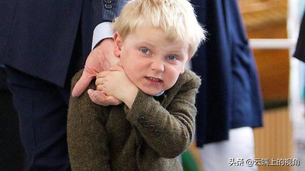 王儲扎堆聊天,兒子拖著爸爸往家走,挪威王子:爸別聊了,該走了 王儲扎堆聊天,兒子拖著爸爸往家走,挪威王子:爸別聊了,該走了