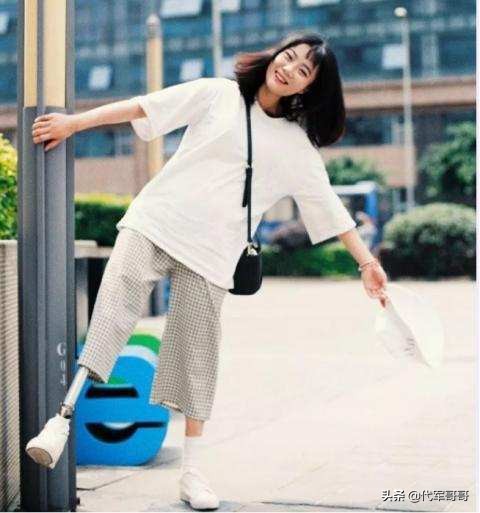 超勵志！在汶川地震中失去右腿的牛鈺，站上了上海時裝週的T臺