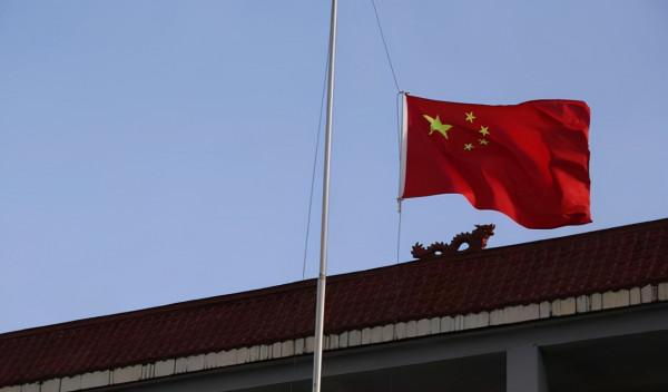 最孤獨的外交官吳鍾華：搭茅草屋，修升旗臺，一人支撐一座大使館