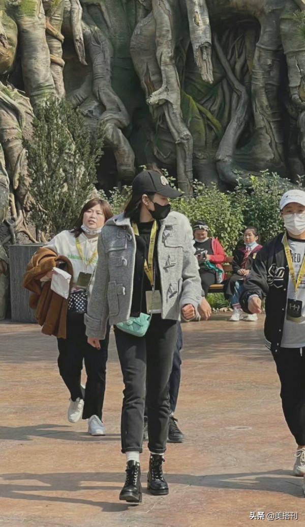 宋茜最新私服遭吐槽，灰色夾克配牛仔褲馬丁靴，網友：太路人了吧