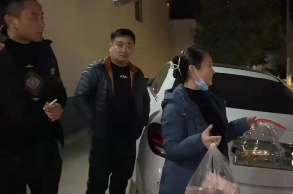 陳亞男父母有多豪？後備箱灑落16萬現金，十幾萬的金條用塑膠袋裝