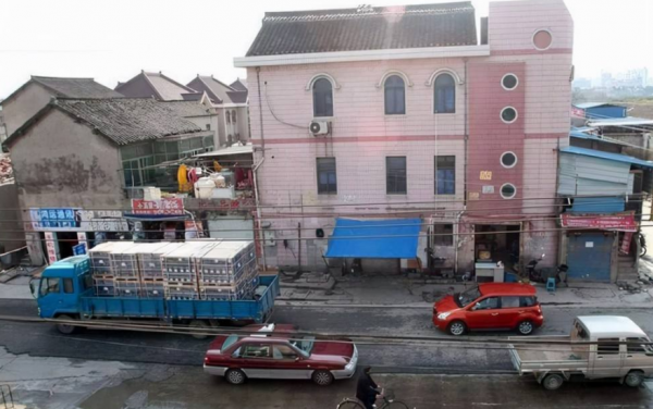 上海馬路上的&OpenCurlyDoubleQuote;豪宅&rdquo;：要6套房加1億才肯拆，14年後搬走，沒多賺