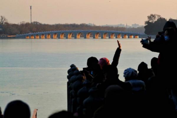 北京頤和園“金光穿洞”吸引遊客 北京頤和園“金光穿洞”吸引遊客
