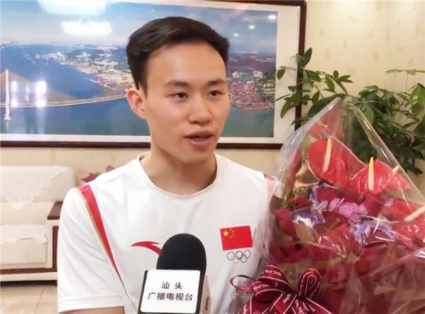 跳水五金王載譽而歸!當地領導親自接站,大V稱他將獲100萬獎金 跳水五金王載譽而歸!當地領導親自接站,大V稱他將獲100萬獎金