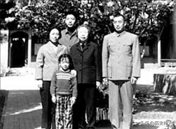 周總理病逝後,西花廳收到一件特殊的包裹,八年後鄧穎超登門致謝 周總理病逝後,西花廳收到一件特殊的包裹,八年後鄧穎超登門致謝