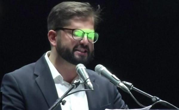 極不和諧：新任智利總統發表演講時被人用鐳射晃眼