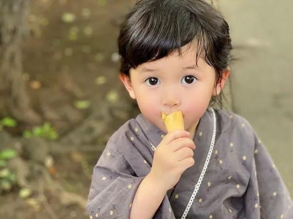 日本“紙箱寶寶”長大了！看過她爸媽的照片後，我酸了