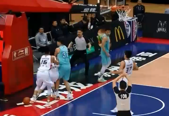 CBA爆發激烈衝突！趙泰隆為隊友出頭撞人，黃榮奇爬起來就想打架