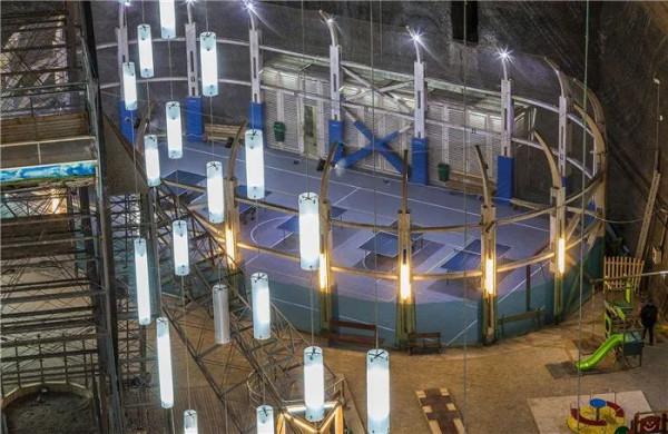 羅馬尼亞鹽礦坑：112米深地下37層彷彿科幻城市