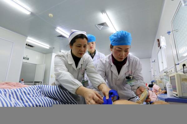 打無痛過程中我不敢睜眼，怕看到那些醫用刀具，更怕看那管長針頭