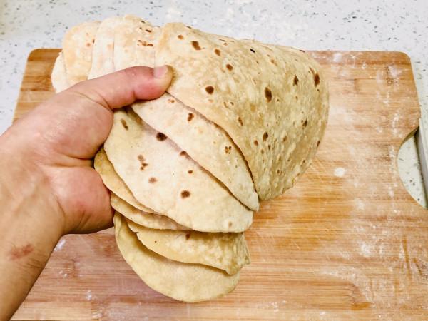 河南名吃烙饃，只要掌握好燙麵技巧，2分鐘出10張，卷菜吃特別香