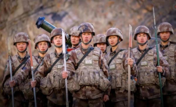 解放軍“特殊組合”現身中印邊境,朴刀火箭筒惹眼,樸素不失堅毅 解放軍“特殊組合”現身中印邊境,朴刀火箭筒惹眼,樸素不失堅毅