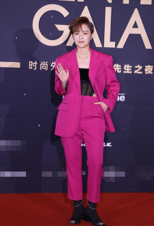 女星走紅毯翻車：楊芸晴龔俊撞衫，張雨綺臉部生硬嚇人，宋軼顯胖