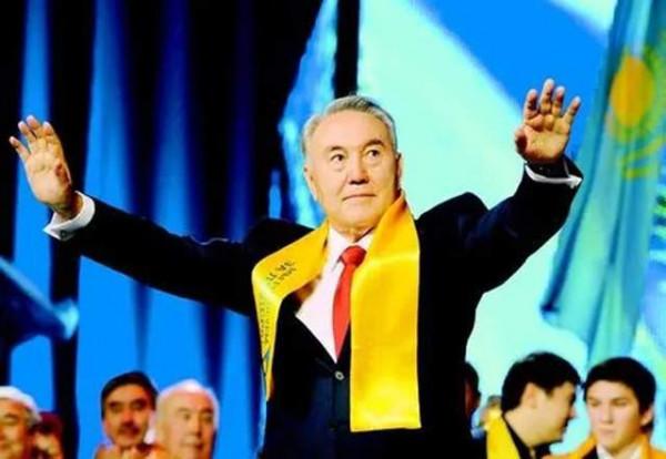 16年前，因為“顏色革命”跑路的總統回國了，預示著什麼？