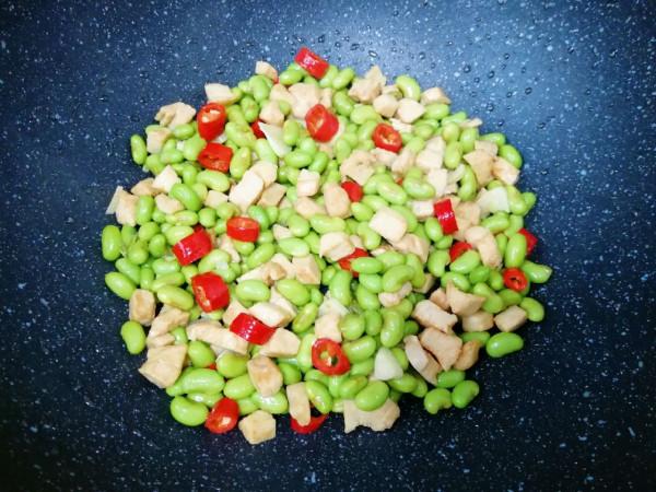 減肥期間就吃毛豆炒雞丁，低脂營養，口味清淡，多吃不怕胖