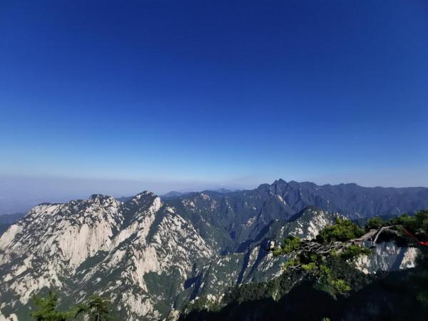 仙掌崖在華 山東 峰 仙掌崖在華 山東 峰