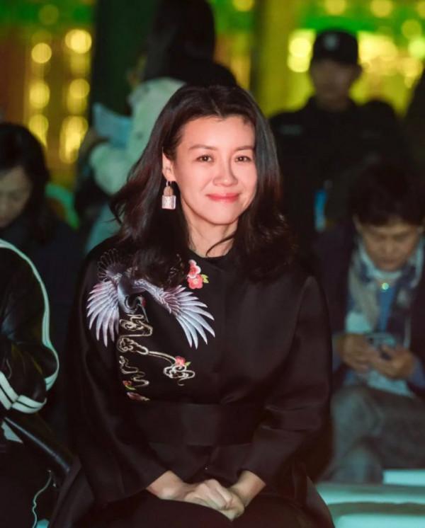 被47歲劉琳驚豔了！穿“仙鶴緞面裙”優雅貴氣，阿姨輩最美的樣子