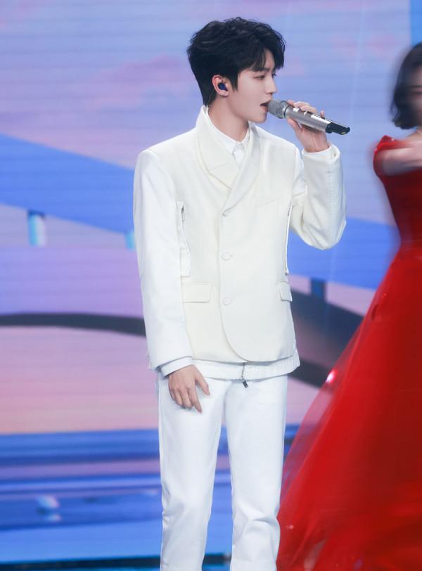 王俊凱亮相央視2022元宵晚會 身穿白色西裝演唱《九零後後》