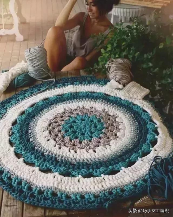 只用幾團布條線，就鉤出了好看又實用的桌墊地墊