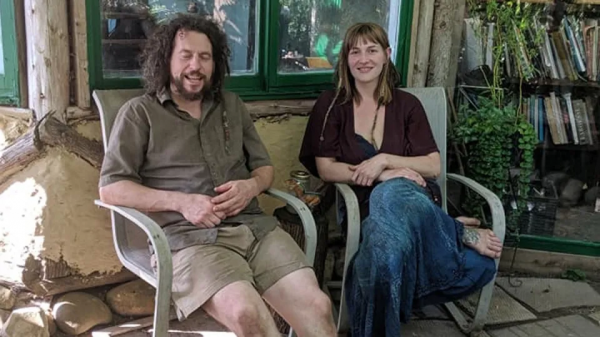 加拿大夫婦逃離城市到鄉下蓋房生娃,生活清苦但也過得美滋滋 加拿大夫婦逃離城市到鄉下蓋房生娃,生活清苦但也過得美滋滋