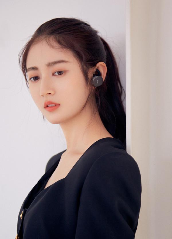 不愧是唐嫣“最寵”的藝人，穿西裝裙配刺繡短靴，筆直雙腿太搶鏡