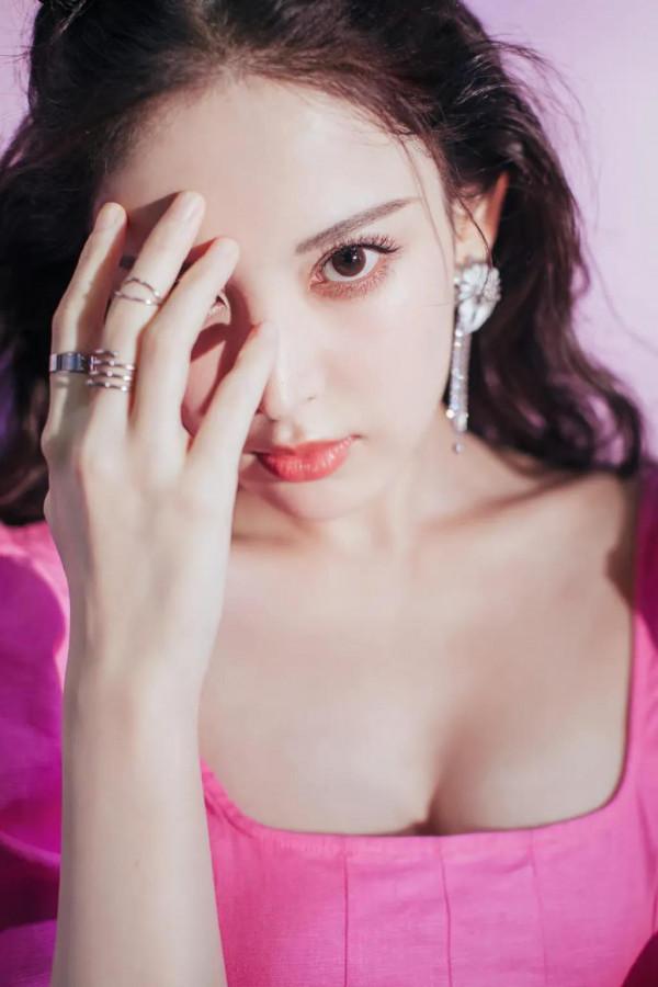 娜扎身著粉色長裙搭配哪吒頭真的是超級可愛 娜扎身著粉色長裙搭配哪吒頭真的是超級可愛