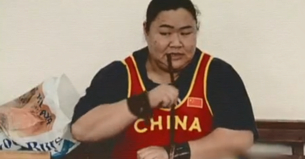 舉重冠軍唐功紅:因75公斤體重被嘲笑,退役後嫁帥老公,婚姻幸福 舉重冠軍唐功紅:因75公斤體重被嘲笑,退役後嫁帥老公,婚姻幸福