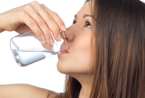 時常口渴難忍、面板乾燥，是天氣乾燥，還是得了乾燥綜合症？