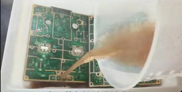 好多的電路板上都有鍍金，今天就教大家怎樣把上面的黃金洗出來