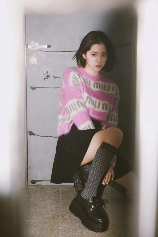 歐陽娜娜的穿搭，剛好適合初秋凹造型，粉紅少女系很好看