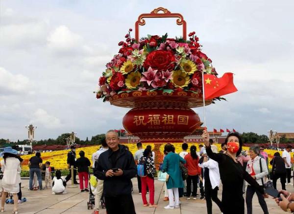 天安門廣場花卉佈置完成 遊客“打卡”合影留念 天安門廣場花卉佈置完成 遊客“打卡”合影留念