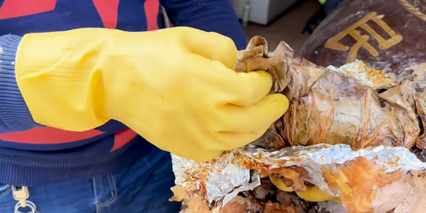 開封大哥賣泥巴，100年配方不收徒，一天玩著賣300只