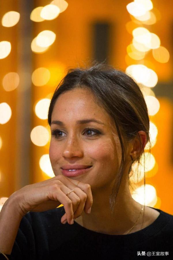 梅根穿白色連體褲霸氣亮相,哈里王子就像是她的小跟班 梅根穿白色連體褲霸氣亮相,哈里王子就像是她的小跟班