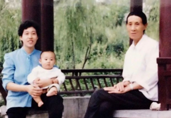 演員於和偉：幼年喪父，被親姐哺乳養大，是姐姐也是媽