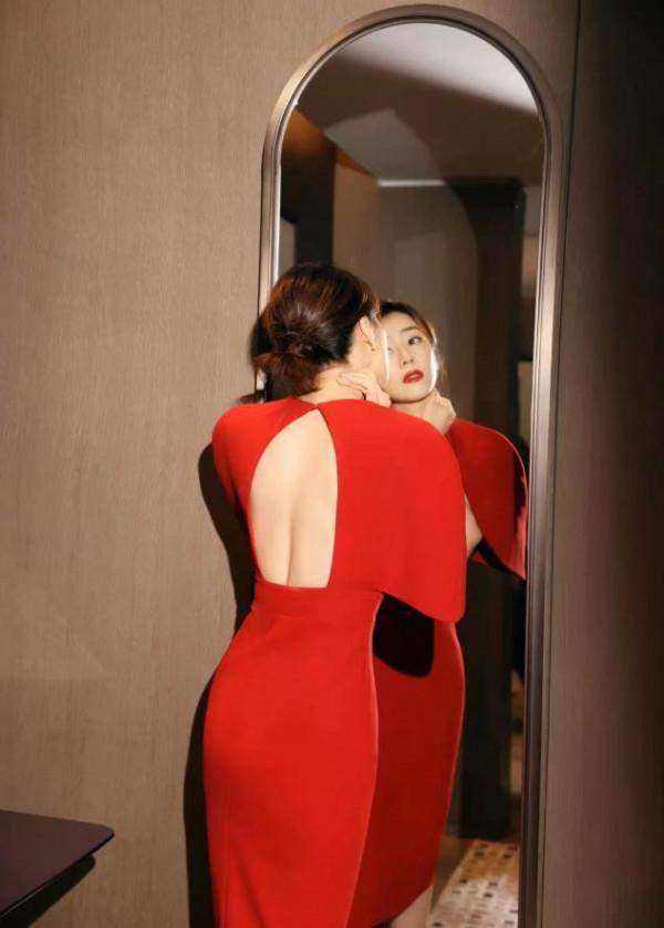 高圓圓也有架子了?出行僱幾十個保鏢陣仗大,濃豔打扮卻難敵老態 高圓圓也有架子了?出行僱幾十個保鏢陣仗大,濃豔打扮卻難敵老態