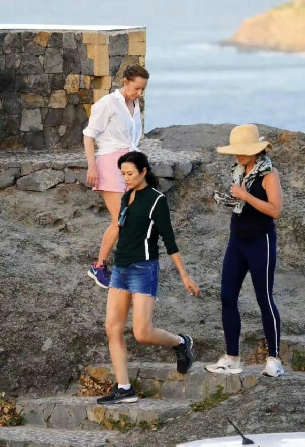 53歲鄧文迪狀態太好啦！穿休閒裝不忘秀美腿，面板白皙細膩惹人羨