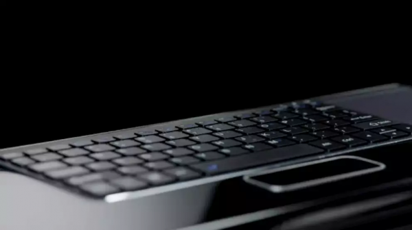 這才叫辦公桌，自帶三屏電腦