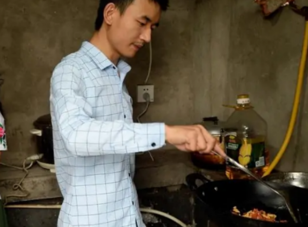 23歲小夥騎行結識真愛，卻遭家人強烈反對：她兒子都和你一般大了