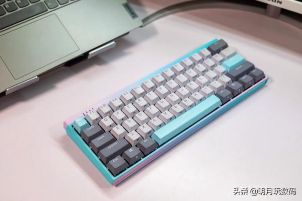 用色彩裝點個性，杜伽K330W機械鍵盤，給你的桌面加一道風景