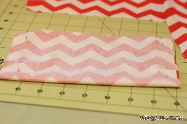 舊衣褲的拉鍊剪下來後，用鉤針戳一圈就有無數的收納